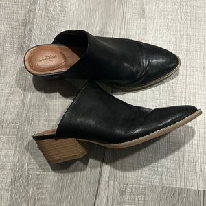 Universal thread chunky heel mule